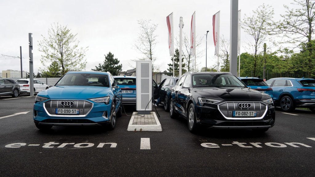 Audi e-tron quattro 55 en train de se recharger les batteries