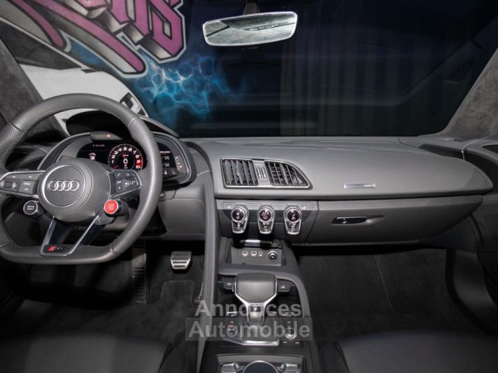 Audi R8 PERFORMANCE RWD - 12