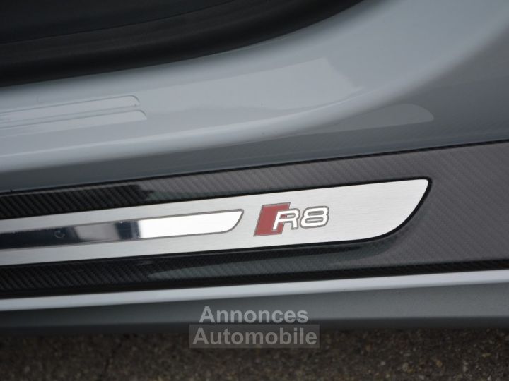 Audi R8 620 CV V10 Performance LOA 1 299 Euros Par mois Sièges Recaro Carbon Interieur et Moteur Gris Suzuka V 10 - 14