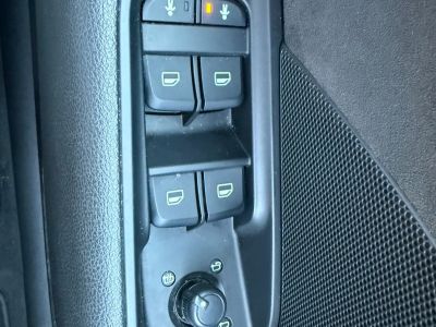 Audi A3 berline 20 tdi 150 s line tronic 6 avec toit ouvrant ges chauffants radar avant re gps   - 17