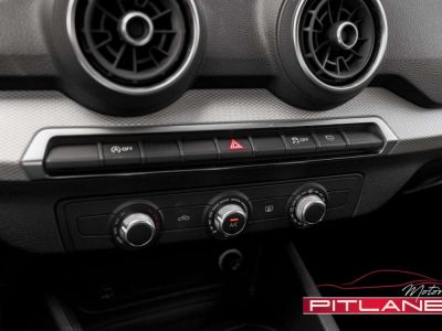 Audi Q2 30 TFSI Blue Navigation Feu LED Jantes 19   - 17