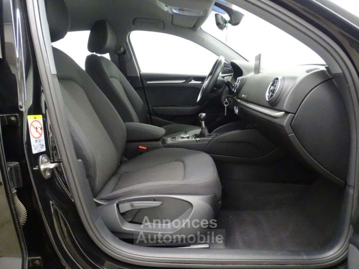Audi A3 30TFSI Design Sedan - 9