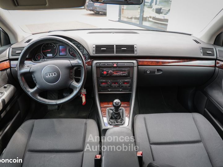 Audi A4 Série 2 (8E2) 20i 130ch Boîte manuelle 5 vitesses - 5