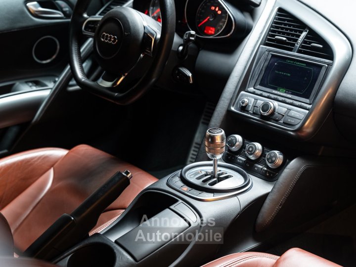 Audi R8 V8 42L Coupe Manuelle - 32
