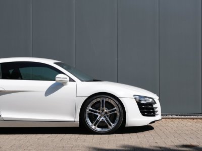 Audi R8 manual 42 liter V8 naturally aspirated 420 HP   - 2
