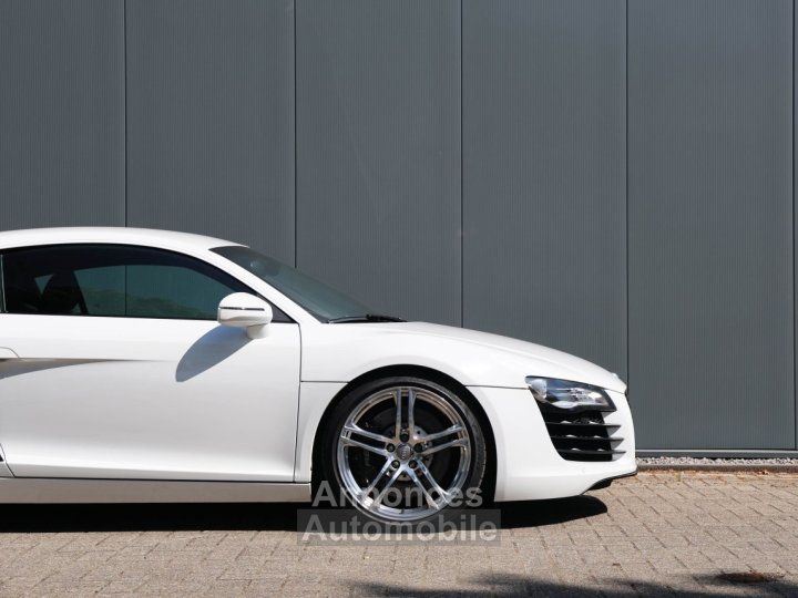 Audi R8 manual 42 liter V8 naturally aspirated 420 HP - 2