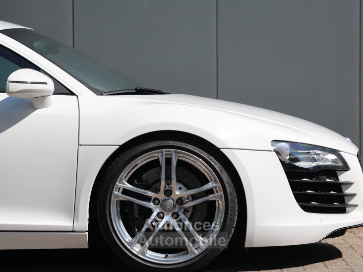 Audi R8 manual 42 liter V8 naturally aspirated 420 HP - 3