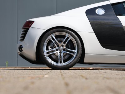 Audi R8 manual 42 liter V8 naturally aspirated 420 HP   - 5