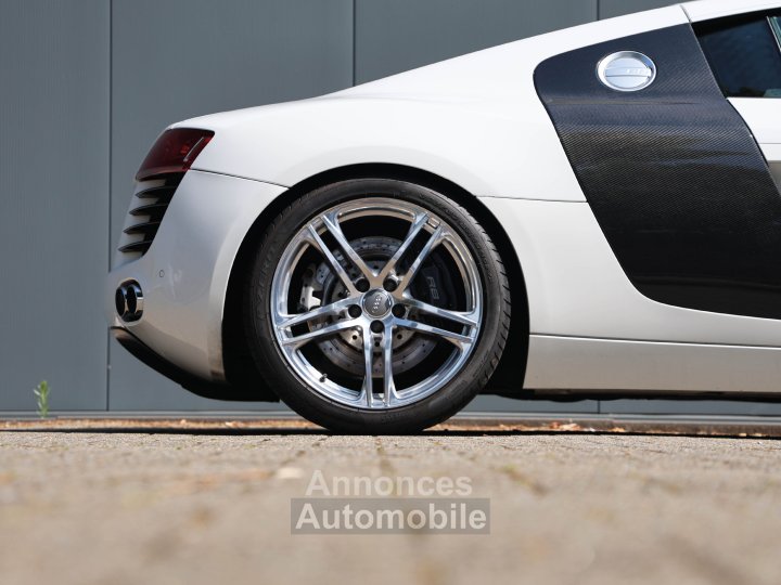 Audi R8 manual 42 liter V8 naturally aspirated 420 HP - 5