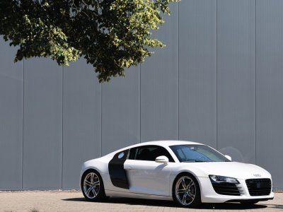Audi R8 manual 42 liter V8 naturally aspirated 420 HP   - 11