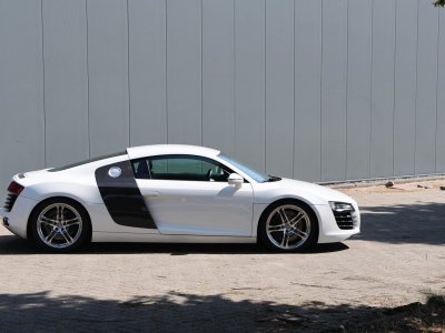 Audi R8 manual 42 liter V8 naturally aspirated 420 HP   - 12