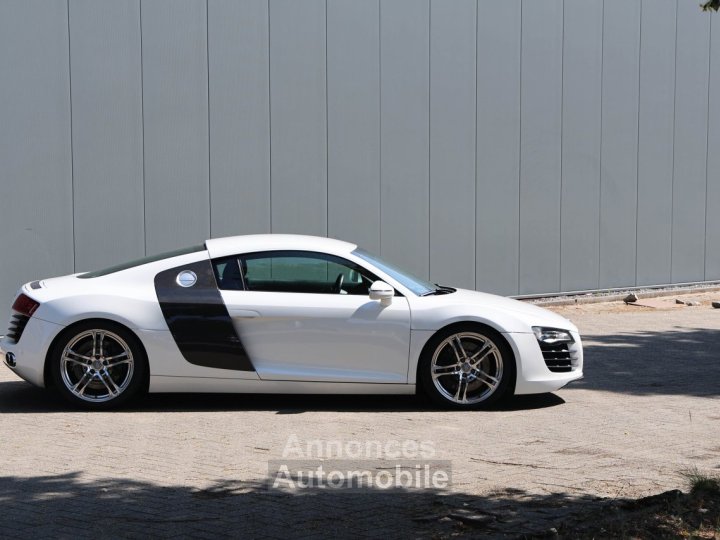 Audi R8 manual 42 liter V8 naturally aspirated 420 HP - 12