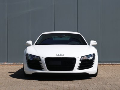 Audi R8 manual 42 liter V8 naturally aspirated 420 HP   - 15