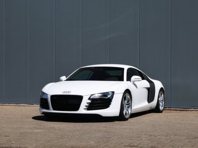 Audi R8 manual 42 liter V8 naturally aspirated 420 HP   - 16