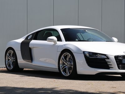 Audi R8 manual 42 liter V8 naturally aspirated 420 HP   - 19