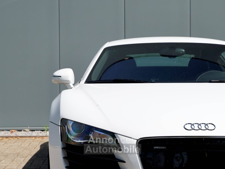 Audi R8 manual 42 liter V8 naturally aspirated 420 HP - 21