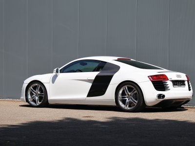Audi R8 manual 42 liter V8 naturally aspirated 420 HP   - 25