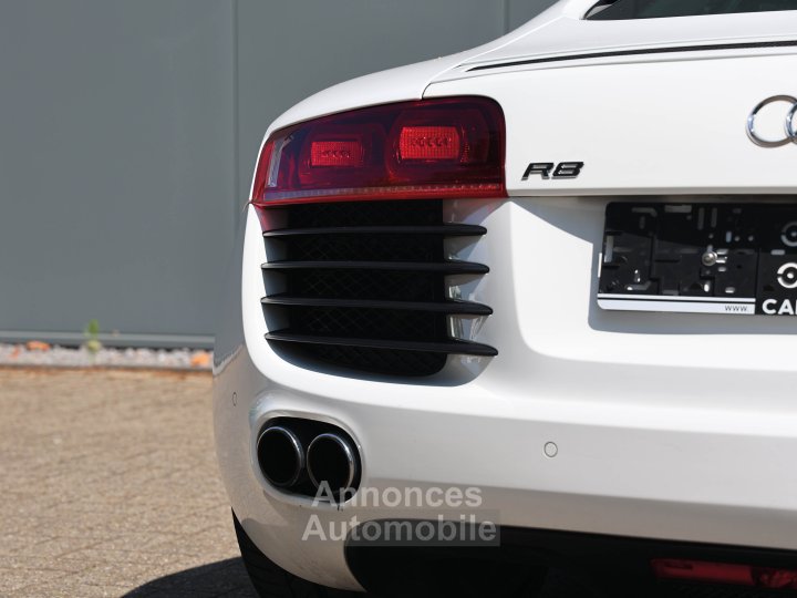 Audi R8 manual 42 liter V8 naturally aspirated 420 HP - 32