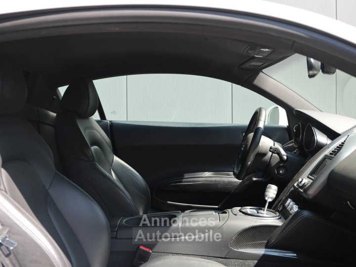 Audi R8 manual 42 liter V8 naturally aspirated 420 HP - 35