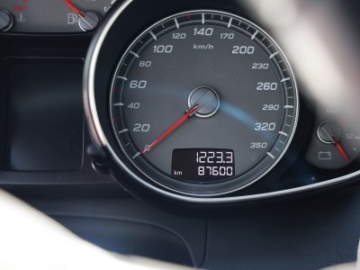 Audi R8 manual 42 liter V8 naturally aspirated 420 HP   - 37